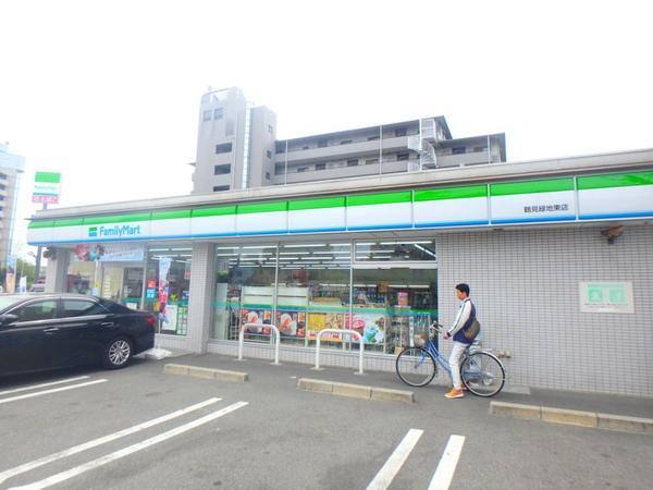 ウッディハウスウエコー　ファミリーマート鶴見緑地東店（コンビニ）／133m　