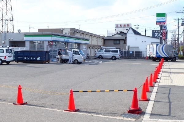 安田３丁目テラスハウス　ファミリーマート鶴見安田二丁目店（コンビニ）／392m　